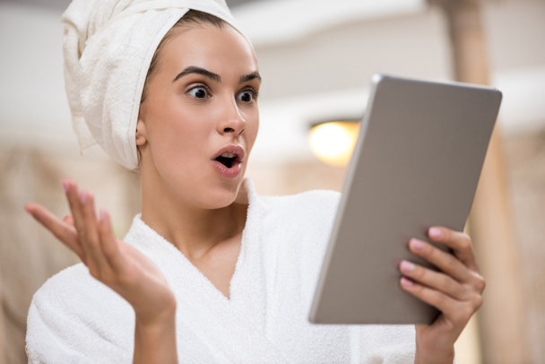 шокированная женщина с помощью цифрового планшета
 - Фото, изображение