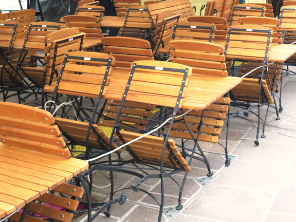 Panche e sedie di legno pieghevole servizio bar
 - Foto, immagini
