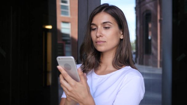 Beautiful Girl Browsing on Smartphone, Using Phone - Foto, Bild