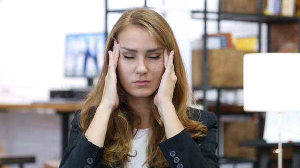 Päänsärky, työn ylikuormitus, stressaantunut tyttö töissä toimistossa
 - Valokuva, kuva