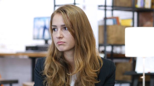 traurig, verärgert frustriert angespanntes Mädchen bei der Arbeit, Büro - Foto, Bild