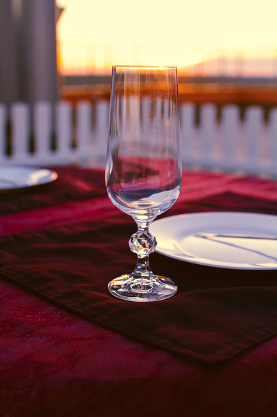 Limpar talheres na mesa de serviço ao pôr do sol antes do jantar
 - Foto, Imagem