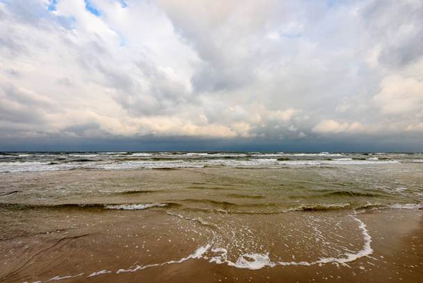 Vista de una playa tormentosa por la mañana
. - Foto, imagen