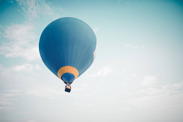 Heißluftballon fliegt - Foto, Bild