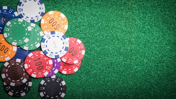 Szerencsejáték zsetonok és kártyák egy zöld ruha Kaszinó asztal - Fotó, kép