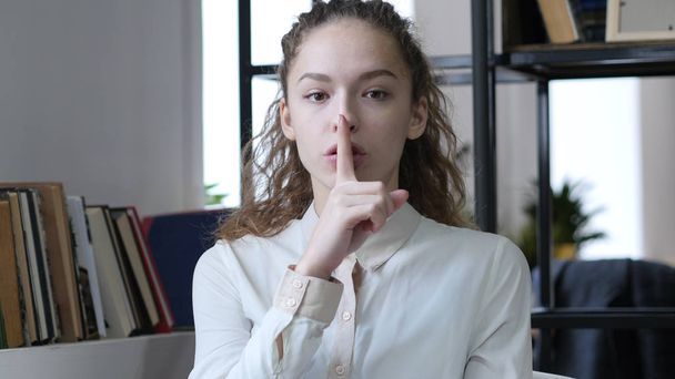 Γυναίκα δείχνει χειρονομία της σιωπής, γραφείο εσωτερική - Φωτογραφία, εικόνα