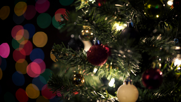 Weihnachtsbaum rotiert bunt weit - Filmmaterial, Video