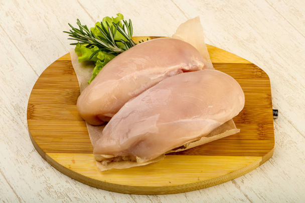 Petti di pollo crudi con rosmarino - pronti per la cottura
 - Foto, immagini