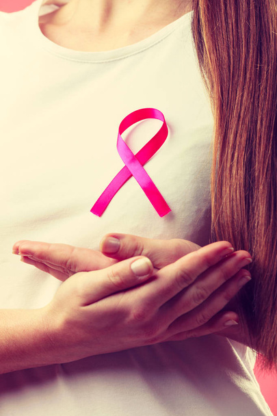 Ροζ κορδέλα στο στήθος της γυναίκας να υποστηρίξει την αιτία του καρκίνου του μαστού - Φωτογραφία, εικόνα