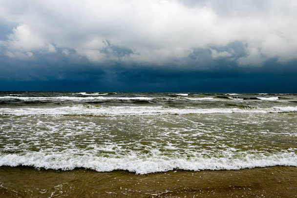 Näkymä myrskyiselle rannalle aamulla
. - Valokuva, kuva