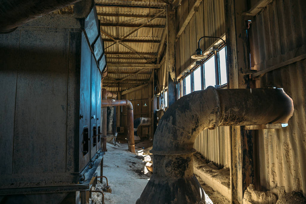 Büyük bir terk edilmiş endüstriyel Asansör Kulesi içinde - Fotoğraf, Görsel