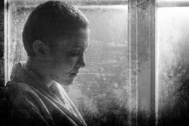 Junge Krebspatientin steht vor Krankenhausfenster - Foto, Bild