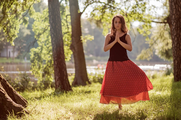 Atraktivní mladá žena cvičí jógu a dělá asana Vrikshasana ráno. - Fotografie, Obrázek