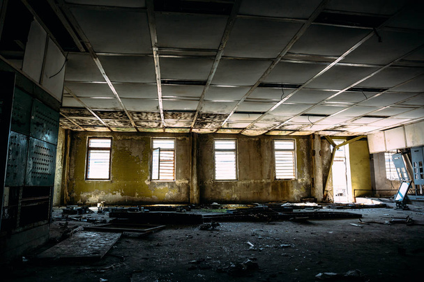 grande pièce en ruine avec fenêtres, salle de contrôle dans une usine abandonnée
 - Photo, image