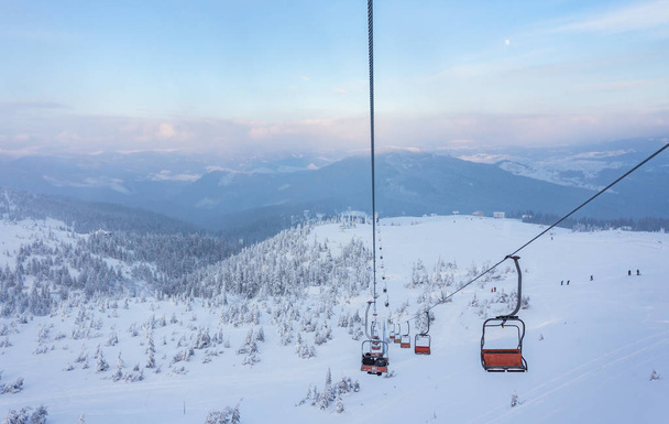 Skilift mit Sesseln über den Berg und Wegen vom Himmel - Foto, Bild
