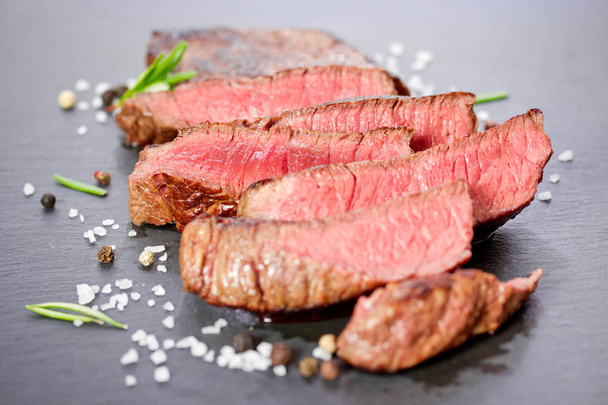 middelgrote zeldzame gegrilde steak gesneden omhoog - Foto, afbeelding
