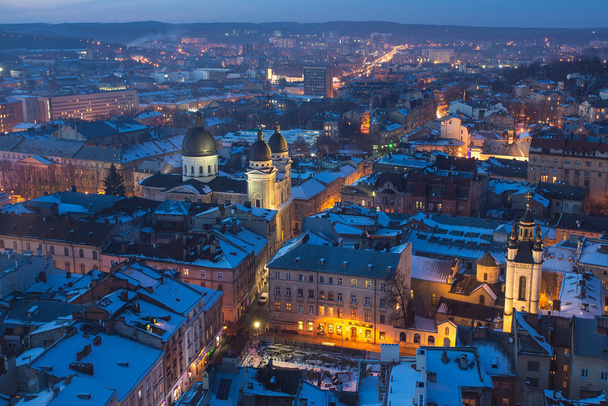 Vista de invierno en el centro de Lviv, Ucrania
. - Foto, imagen