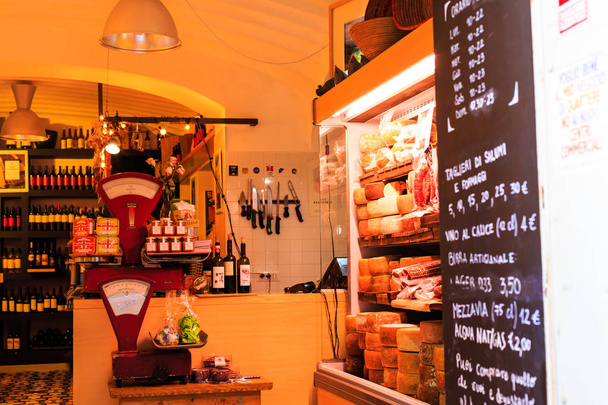 Cagliarin italialaisessa vanhassa ruokakaupassa
 - Valokuva, kuva