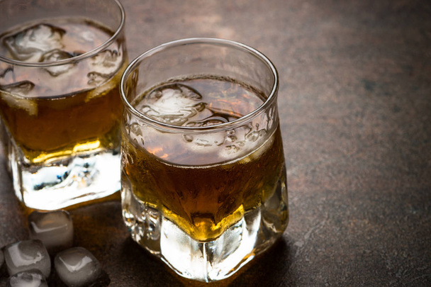 Виски со льдом в очках - Фото, изображение
