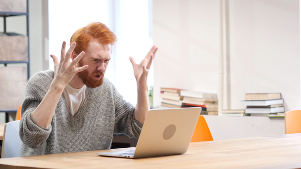 Hombre enojado volviéndose loco mientras trabajaba en el ordenador portátil
 - Foto, Imagen