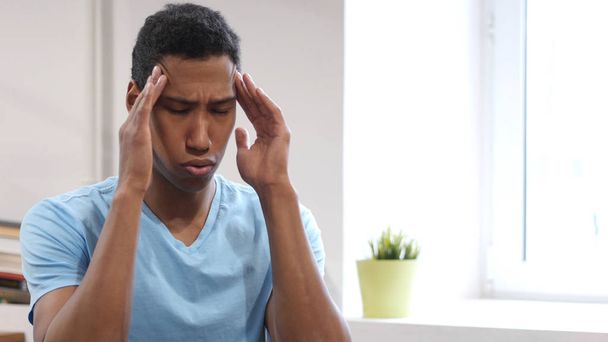 Baş ağrısı, üzgün gergin genç siyah adam - Fotoğraf, Görsel