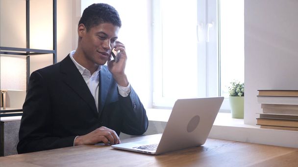 Telefonní rozhovor, černé podnikatel účastní volání v práci - Fotografie, Obrázek
