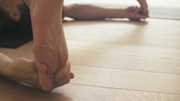 Fuß eines Mannes, der Yoga-Asana macht. - Filmmaterial, Video