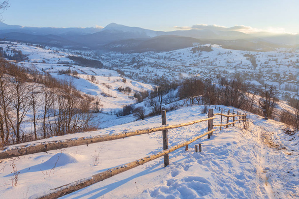 Зимний пейзаж с дорогой
 - Фото, изображение