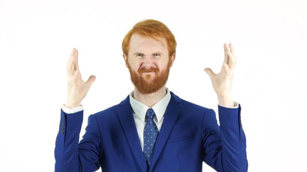 Křičí rozrušená zrzavé vlasy Beard podnikatel, bílé pozadí - Fotografie, Obrázek