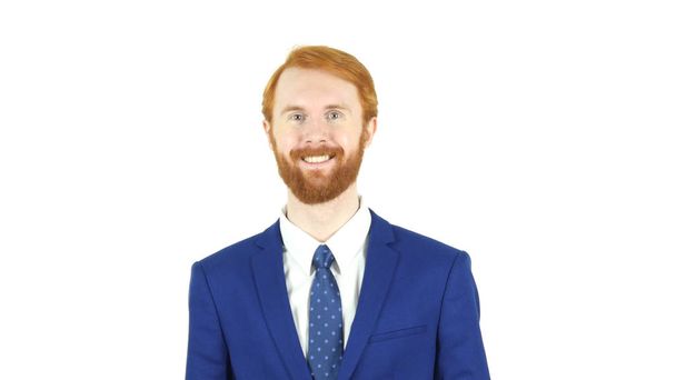 Uomo d'affari barba capelli rossi sorridente, sfondo bianco
 - Foto, immagini