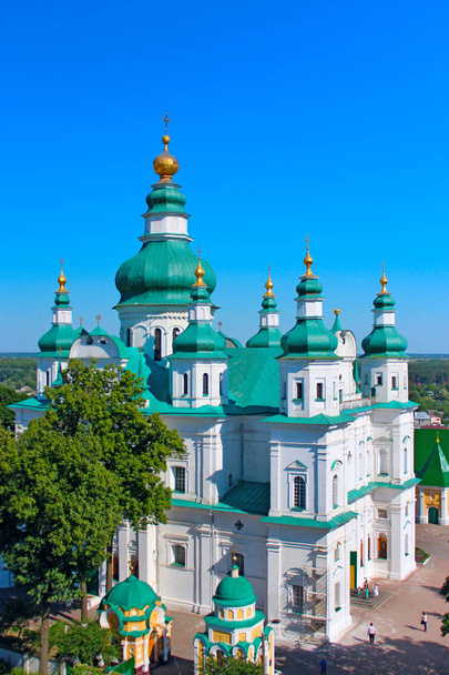 Monasterio de Troitsky desde la altura del vuelo del pájaro en Chernihiv
 - Foto, imagen