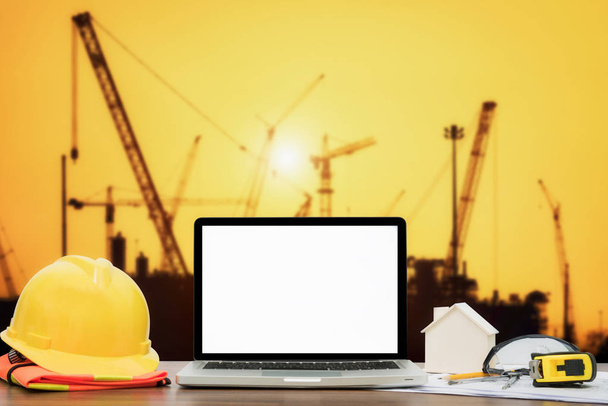 Zavřete laptop na pracovišti pro stavební dělník  - Fotografie, Obrázek