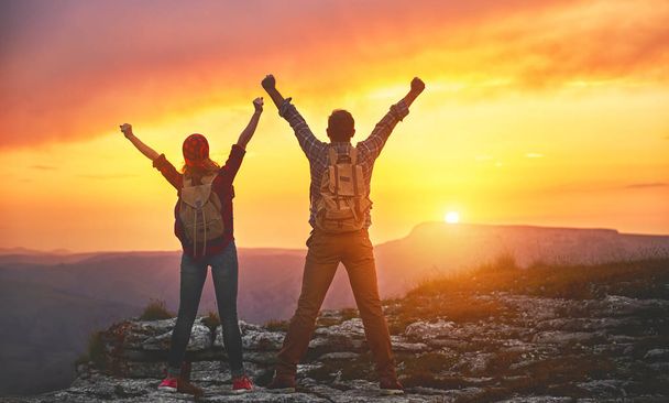 gün batımında dağın tepesine, mutlu çift erkek ve kadın turist  - Fotoğraf, Görsel