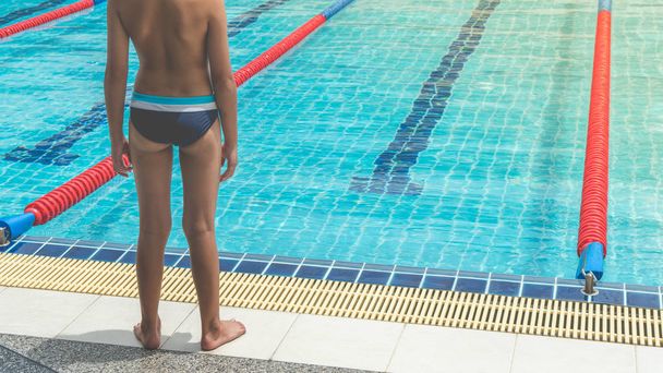 Netter kleiner Junge Student bereit zum Schwimmen Übung zum Abnehmen für gesunde. - Foto, Bild