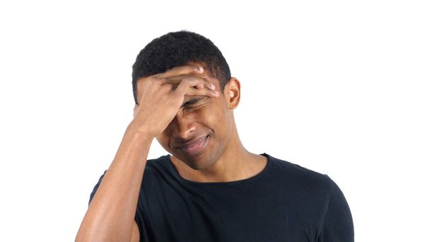 Frustração, homem negro com dor de cabeça
 - Foto, Imagem