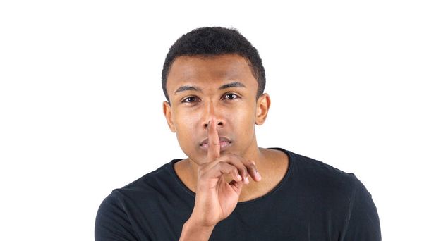 geste de silence par l'homme noir, doigt sur les lèvres
 - Photo, image