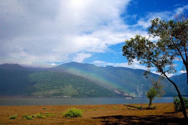 Teletskoe lake with a rainbow in the Altai in summer - Φωτογραφία, εικόνα