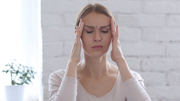 schöne Frau gestikuliert Kopfschmerzen, Stress bei der Arbeit - Foto, Bild