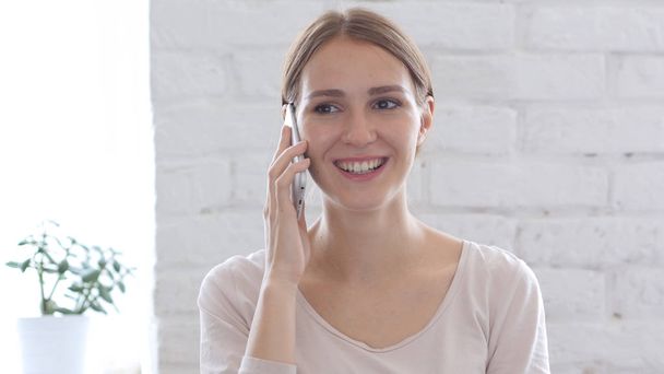A Smartphone, mozgatható telefon beszél tárgyalási nő - Fotó, kép