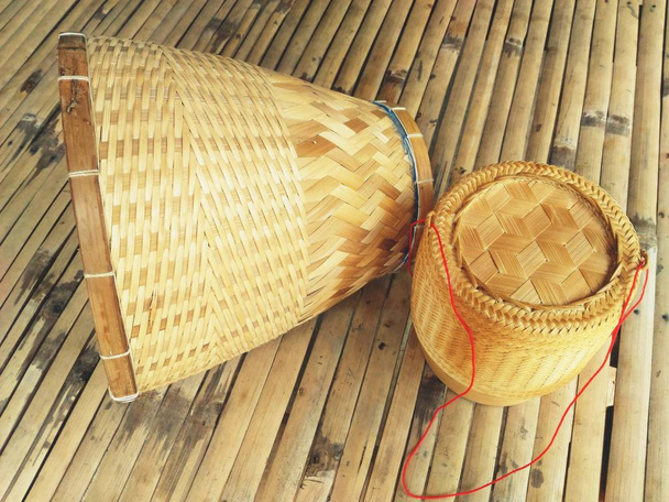 Hout weven rijst stoomsysteem en houten rijst vak voor kleefrijst (kratib) in vintage mode - Foto, afbeelding