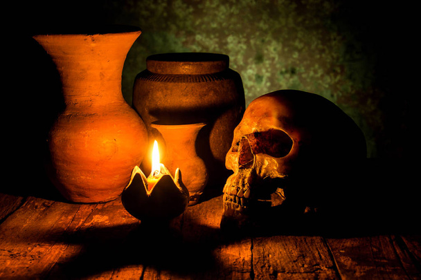 Lebka a svíčka se svícny na dřevěných pozadí, Zátiší koncept - Fotografie, Obrázek