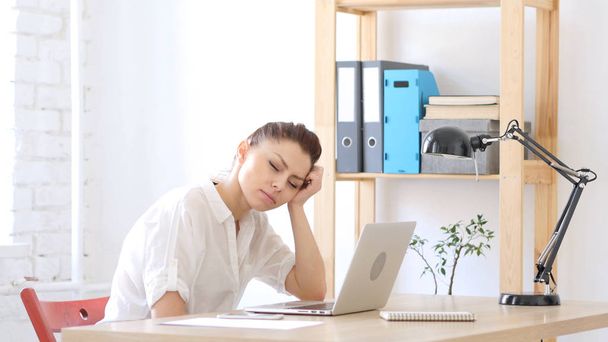 втомлена спляча жінка в її офісі
 - Фото, зображення