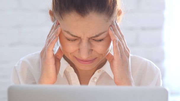 Dolor de cabeza, Mujer frustrada, Acercamiento
 - Foto, Imagen