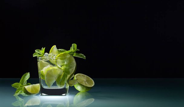 Cocktail with lime, ice and peppermint . - Fotografie, Obrázek