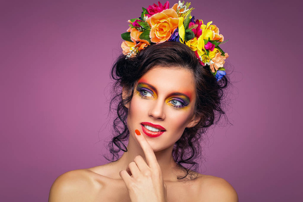 Hermosa mujer con corona de flores
 - Foto, imagen