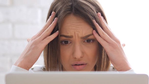 Dolor de cabeza, mujer frustrada en el trabajo en la oficina
 - Foto, Imagen