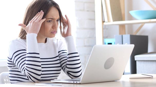 Kobieta reaguje na utratę Online na laptopie - Zdjęcie, obraz