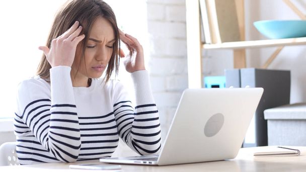 Frustrado hermosa mujer joven que trabaja en el ordenador portátil
 - Foto, imagen
