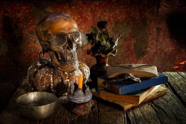 Natureza morta com um crânio e vaso, louça de barro
 - Foto, Imagem