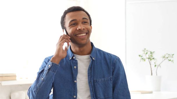 Розмовляючи по телефону, портрет молодого афроамериканця
 - Фото, зображення